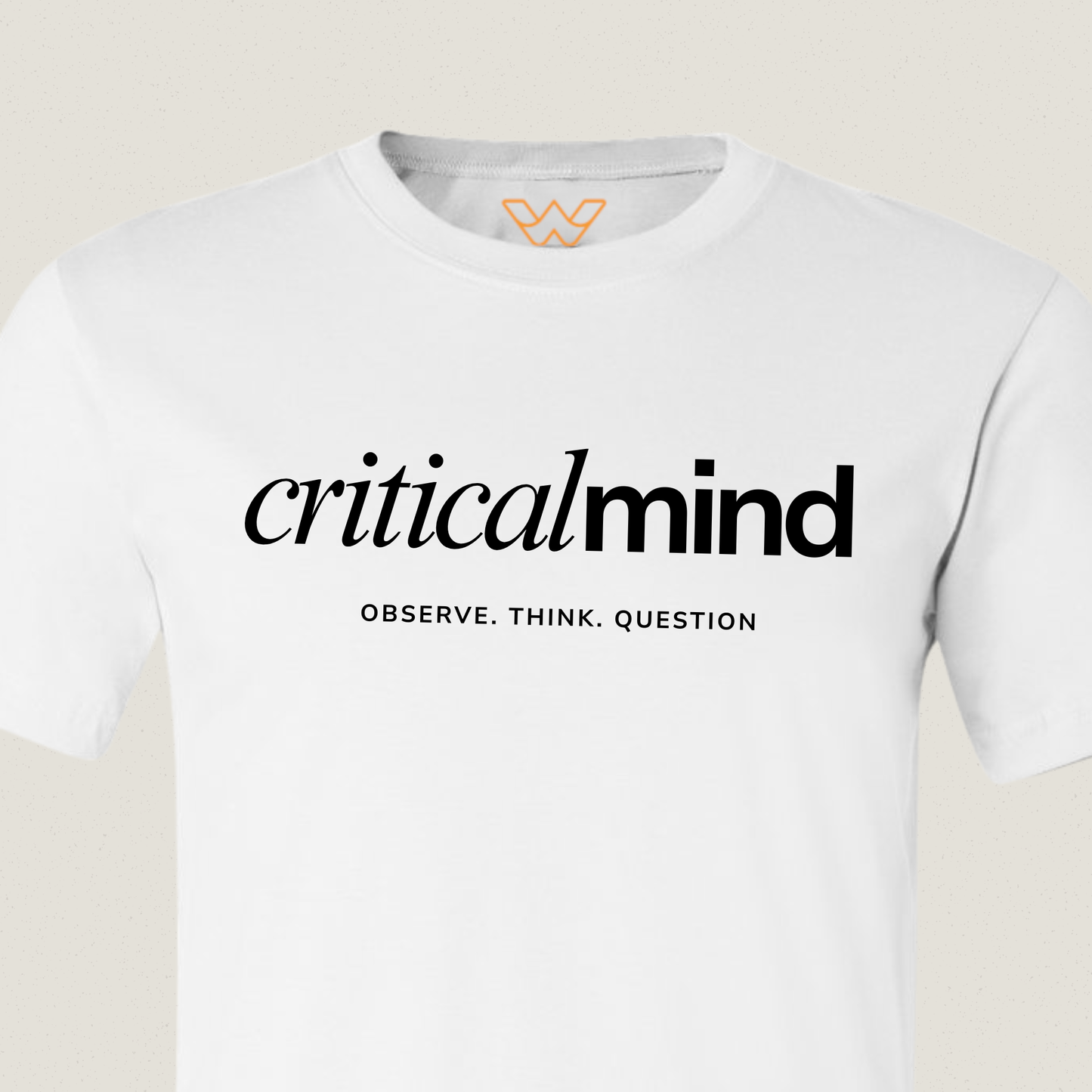 Critical Mind T-shirt – Minimalistische Borstopdruk voor Kritische Denkers