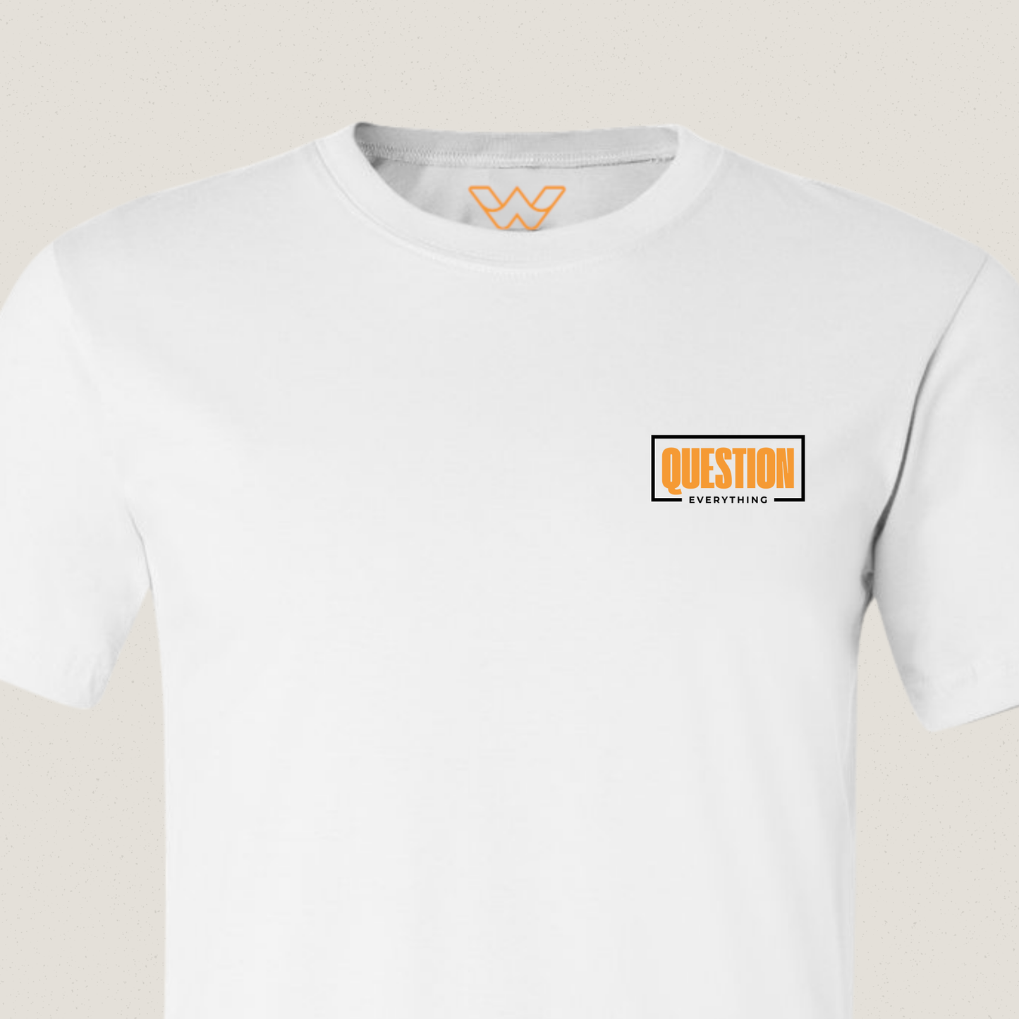 Question Everything T-shirt – Borst en rugopdruk voor kritische denkers