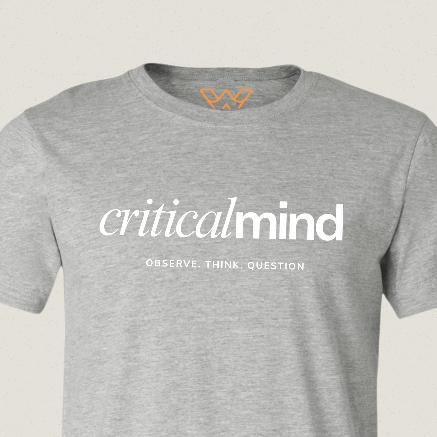 Critical Mind T-shirt – Minimalistische Borstopdruk voor Kritische Denkers