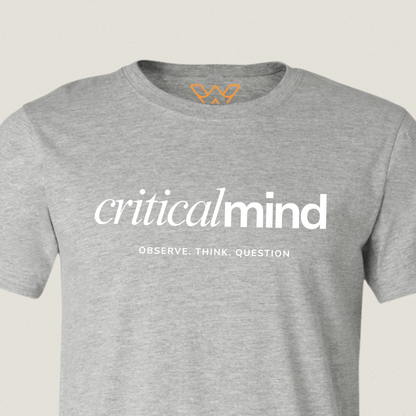 Critical Mind T-shirt – Minimalistische Borstopdruk voor Kritische Denkers