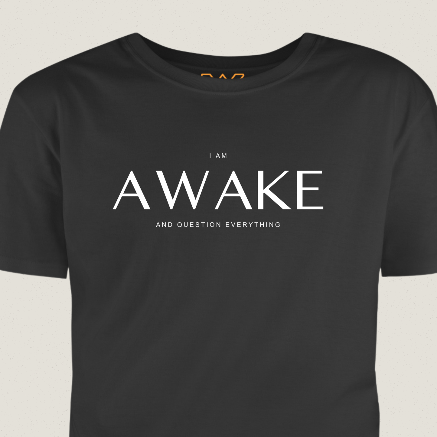 Awake and Question Everything T-shirt – Borstopdruk met Betekenis
