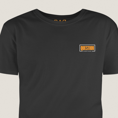 Question Everything T-shirt – Borst en rugopdruk voor kritische denkers