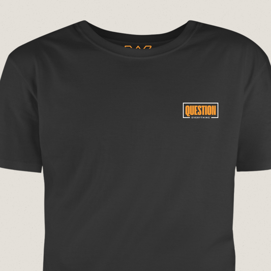 Question Everything T-shirt – Borst en rugopdruk voor kritische denkers