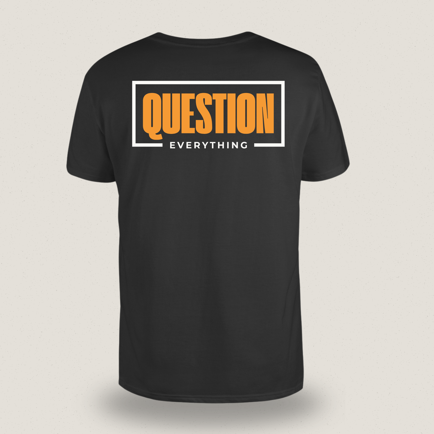 Question Everything T-shirt – Borst en rugopdruk voor kritische denkers