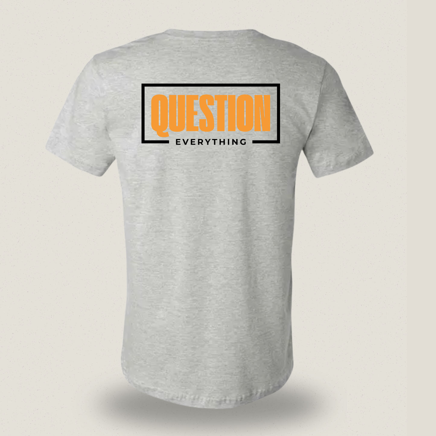 Question Everything T-shirt – Borst en rugopdruk voor kritische denkers
