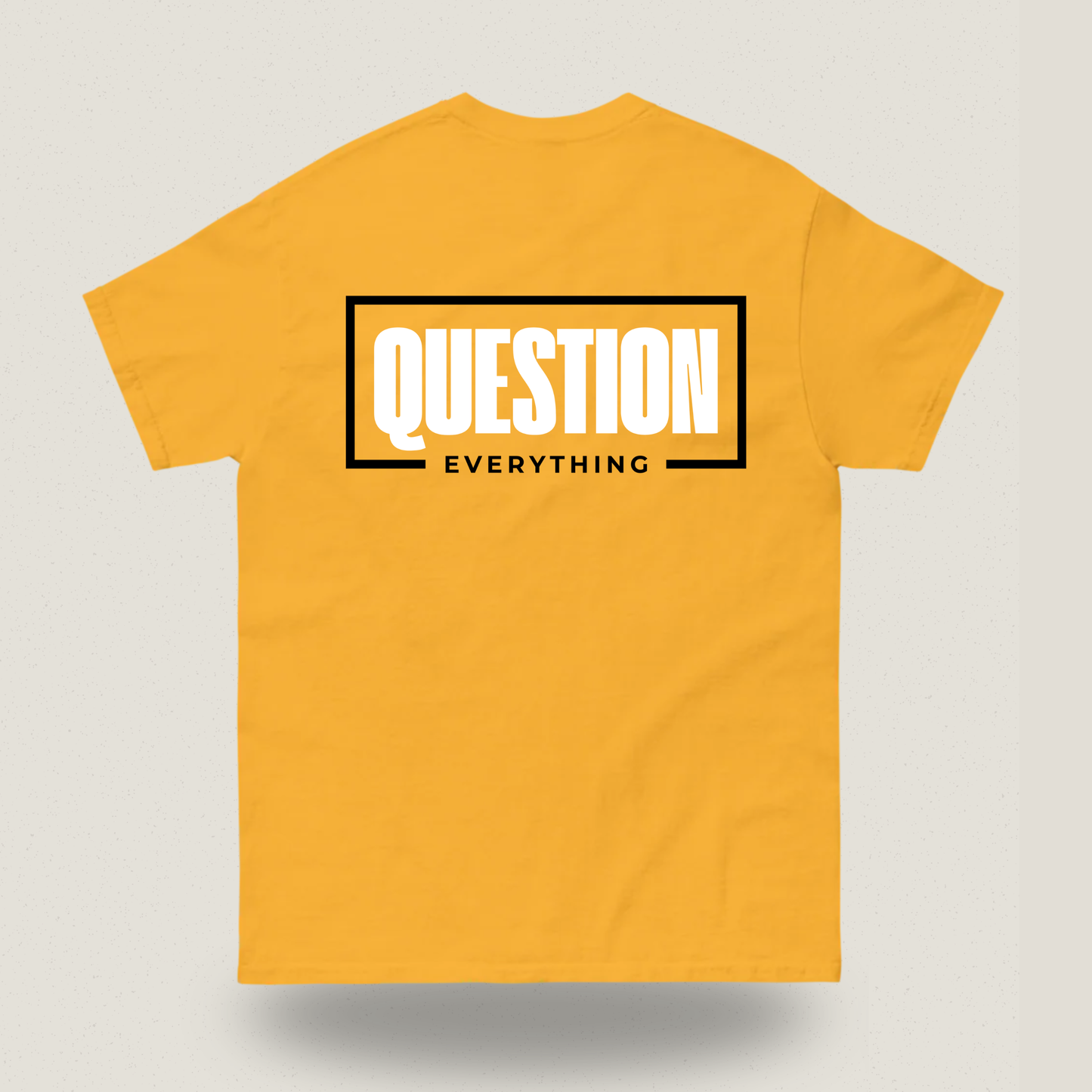 Question Everything T-shirt – Borst en rugopdruk voor kritische denkers