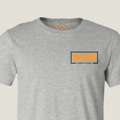 Question Everything T-shirt – Borst en rugopdruk voor kritische denkers