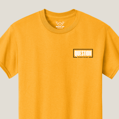 Question Everything T-shirt – Borst en rugopdruk voor kritische denkers